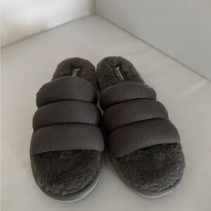 Koolaburra  by uggs Cozy Gray Fuzzy Slippers